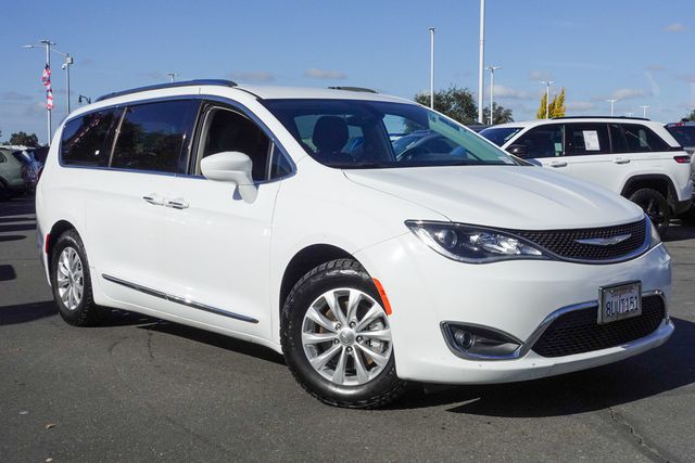 2018 Chrysler Pacifica Touring L photo 2