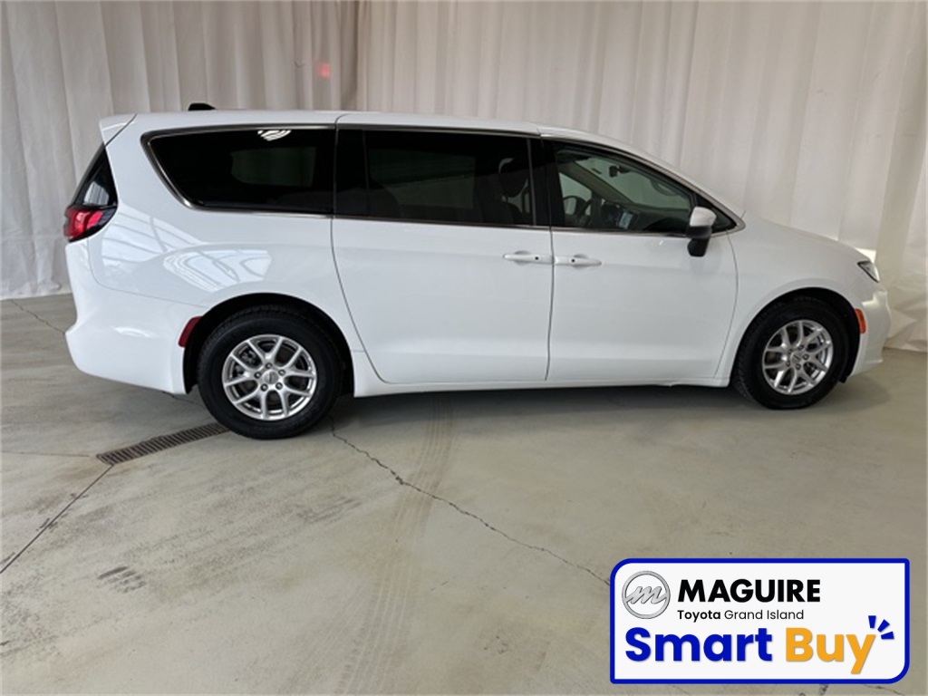 2023 Chrysler Pacifica Touring L photo 2