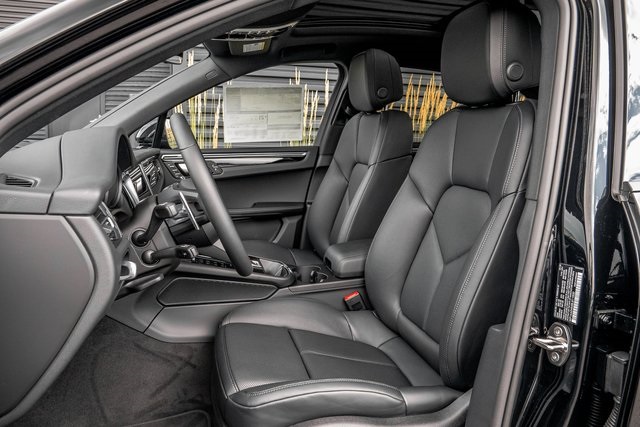 2025 Porsche Macan T photo 2