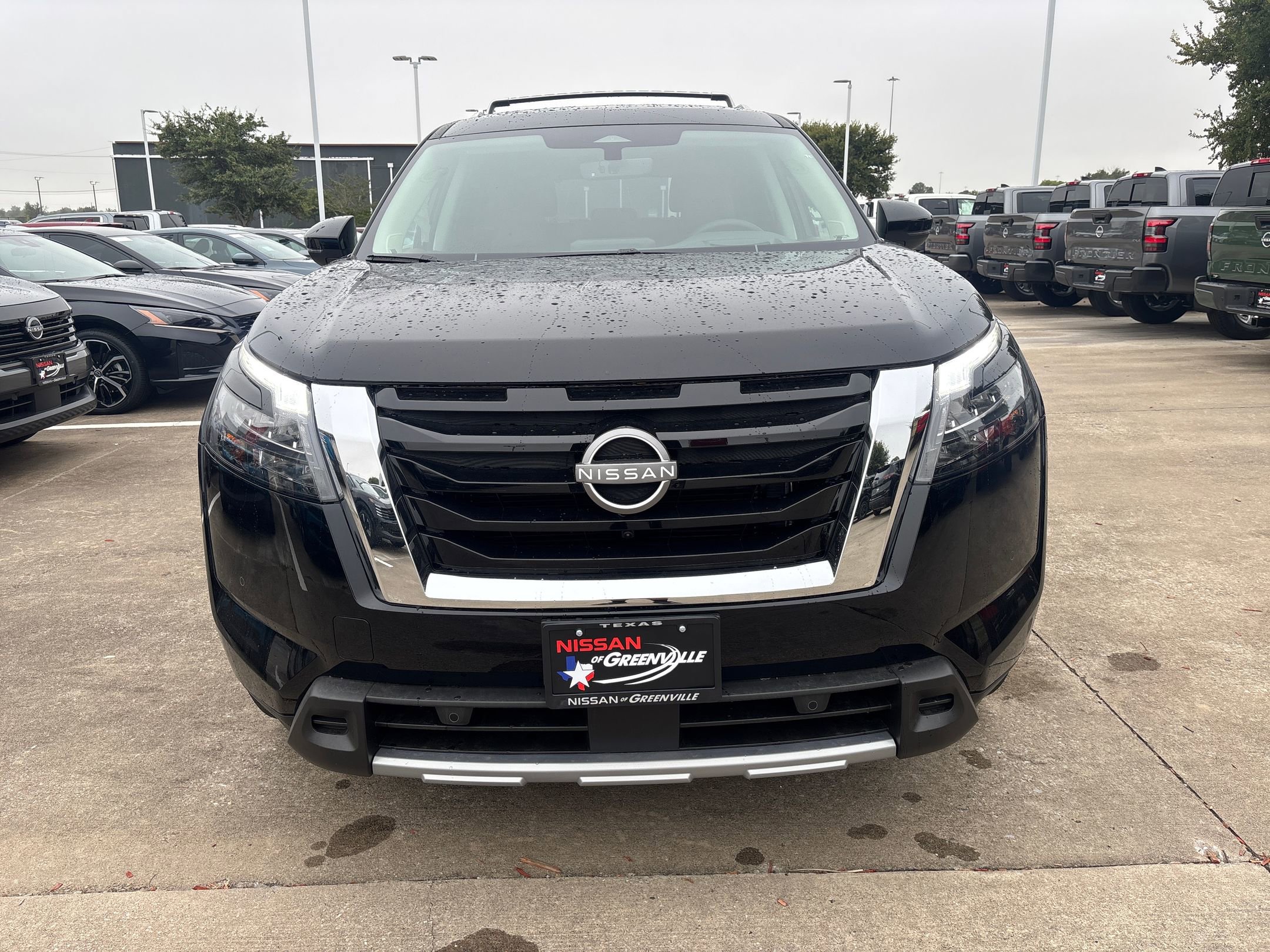 2025 Nissan Pathfinder Platinum photo 3
