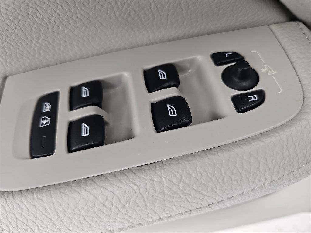 2022 Volvo S60 Recharge T8 R-Design Expression photo 32