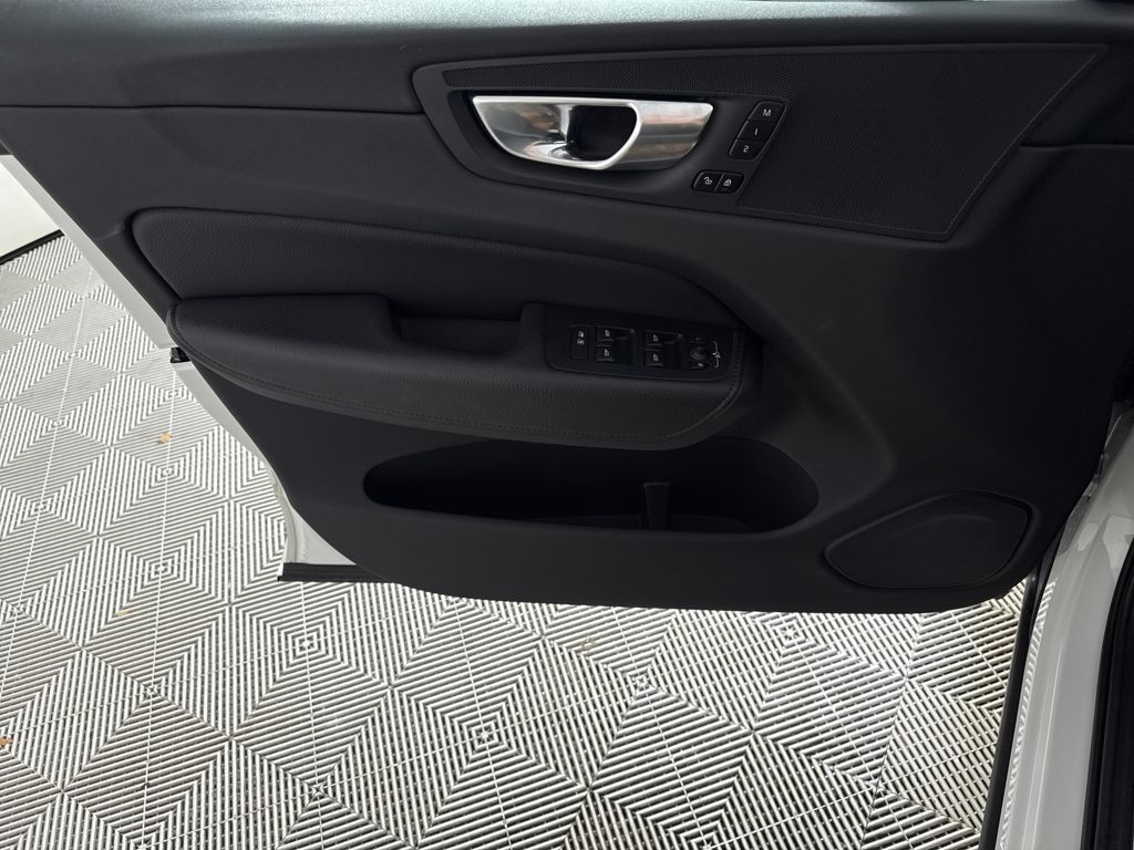 2021 Volvo XC60 T5 Momentum photo 9