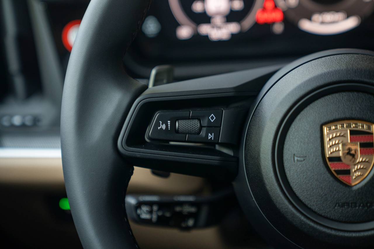 2025 Porsche Cayenne photo 7
