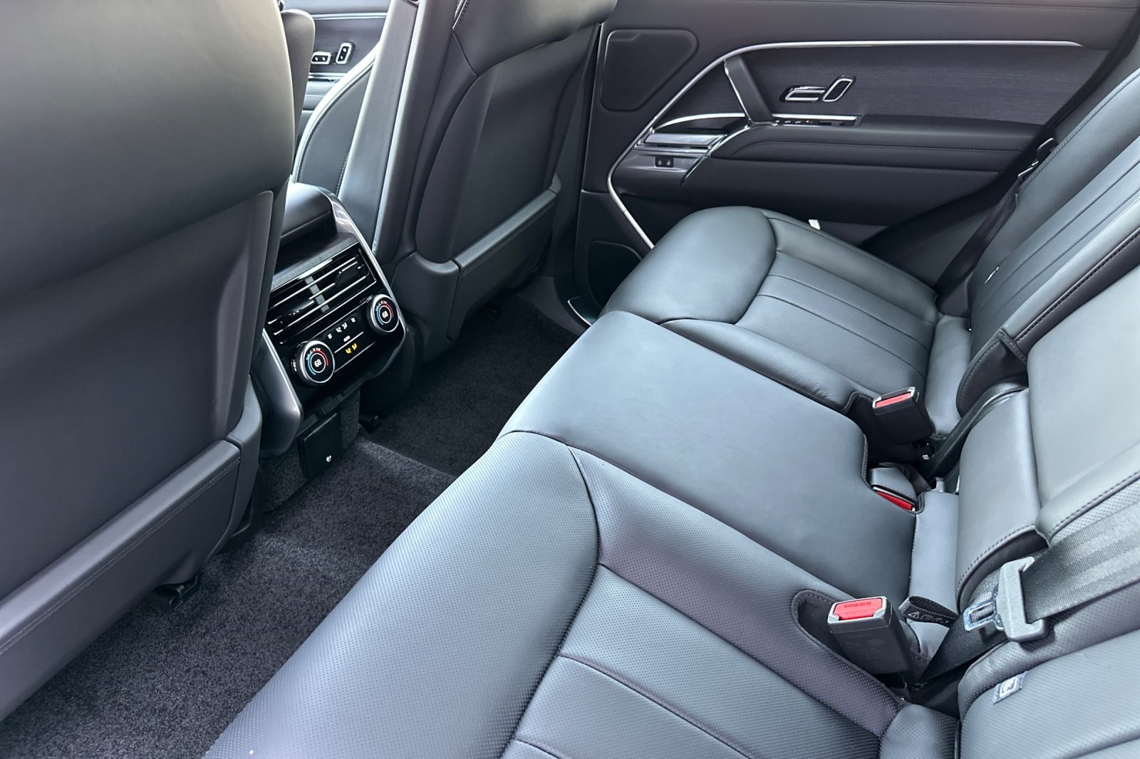2025 Land Rover Range Rover SE photo 13