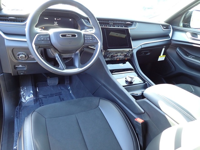 2025 Jeep Grand Cherokee Altitude photo 15