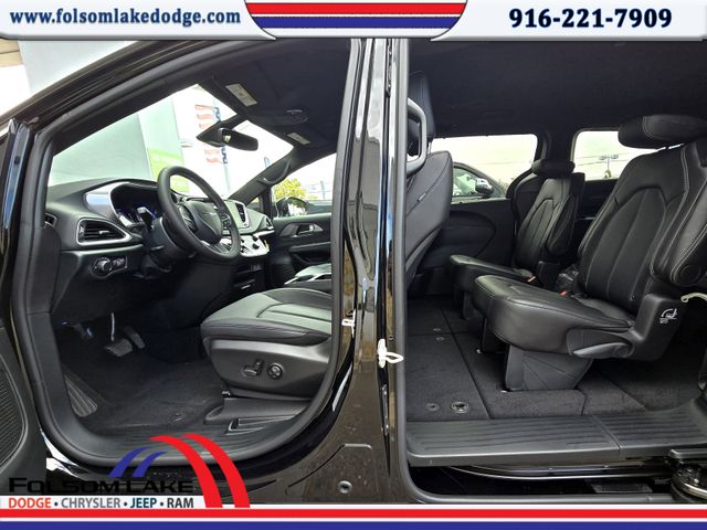 2025 Chrysler Voyager LX photo 21