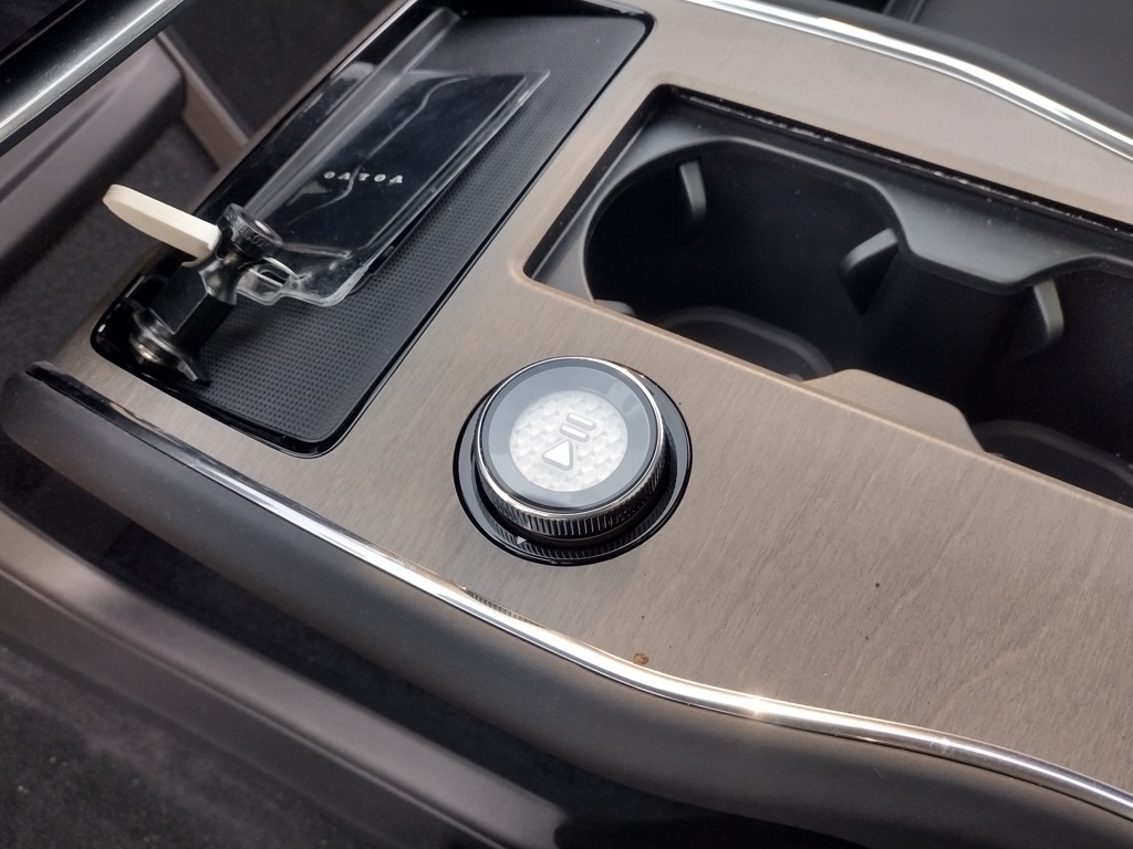 2025 VOLVO EX90 - Image 17