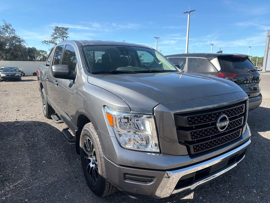 2024 Nissan Titan SV photo 4