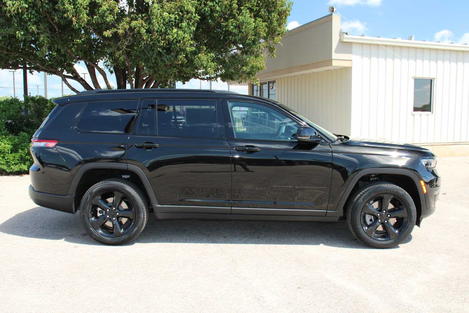 2025 Jeep Grand Cherokee Limited photo 3