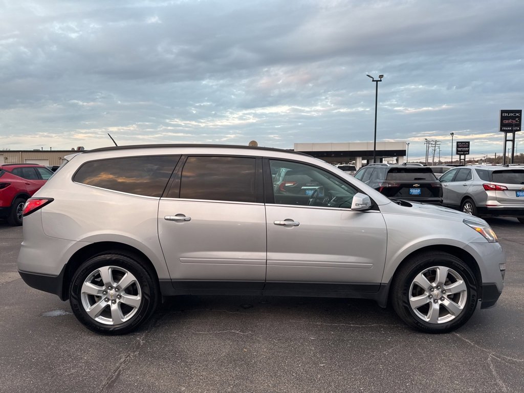2017 Chevrolet Traverse 1LT photo 2