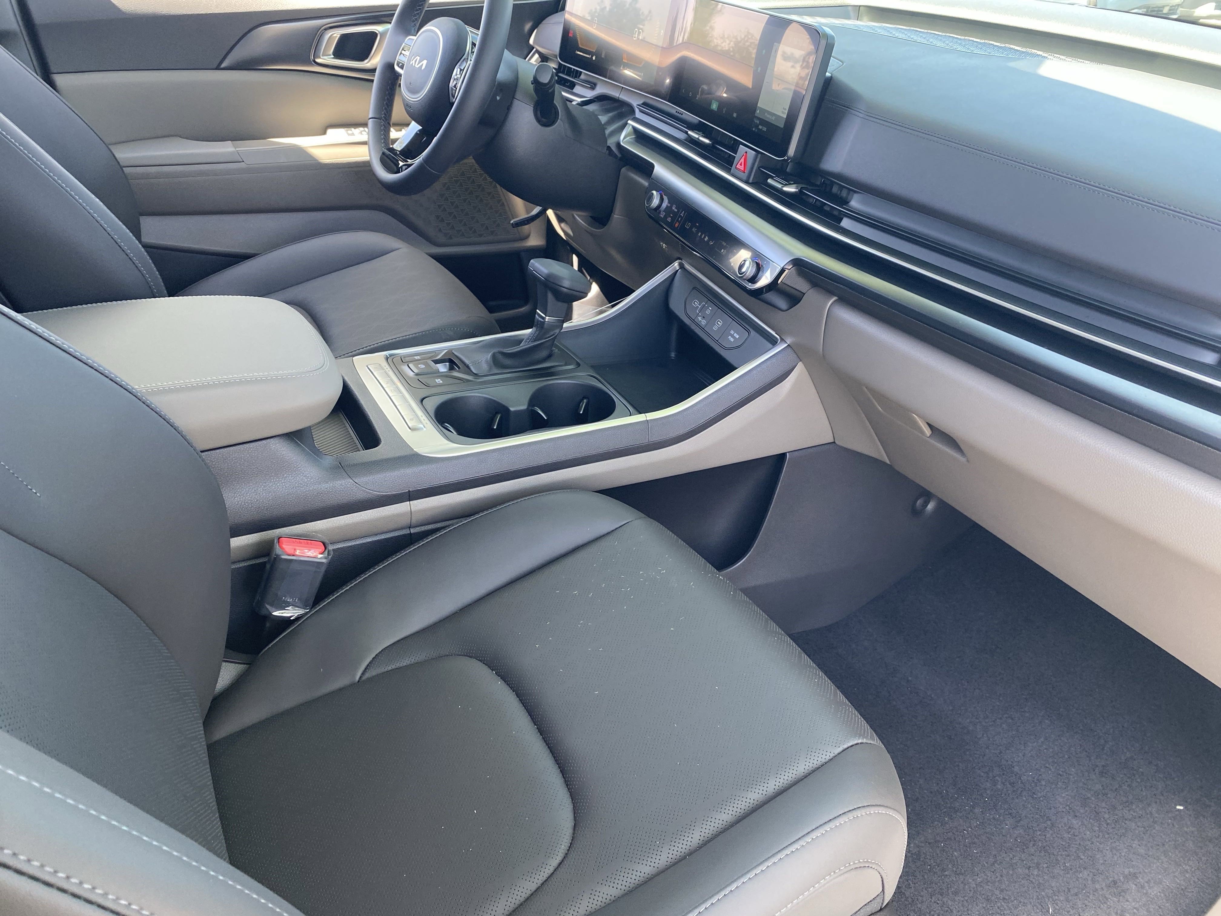 2026 Kia Carnival LXS photo 3