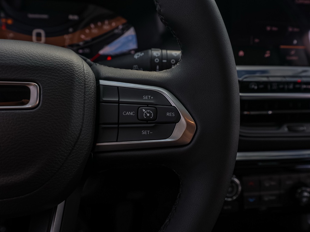 New 2026 Silver Zynith Metallic Clear-Coat Exterior Paint Jeep Latitude image 26