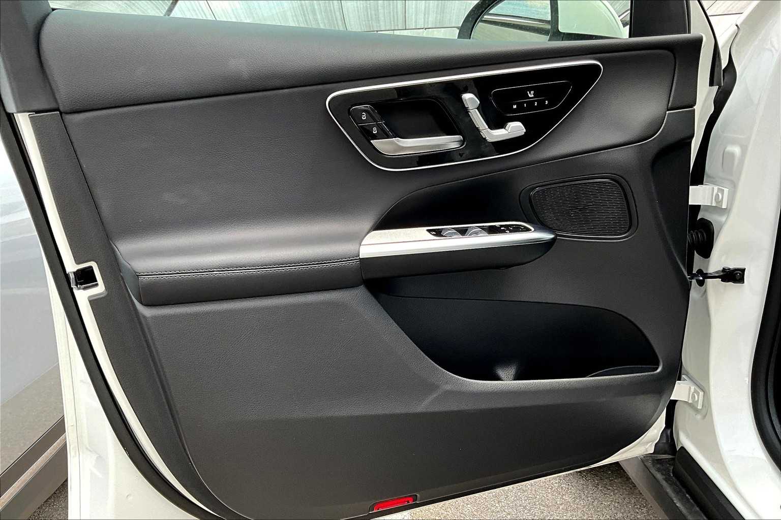 2025 Mercedes Benz GLC 300 photo 13