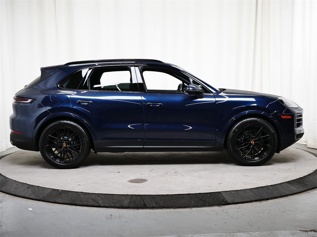 2025 Porsche Cayenne Base photo 9