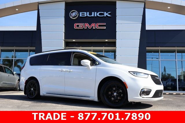 2021 Chrysler Pacifica Touring's photo