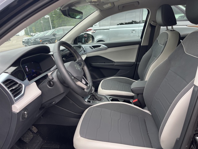 2025 Volkswagen Taos SE photo 2