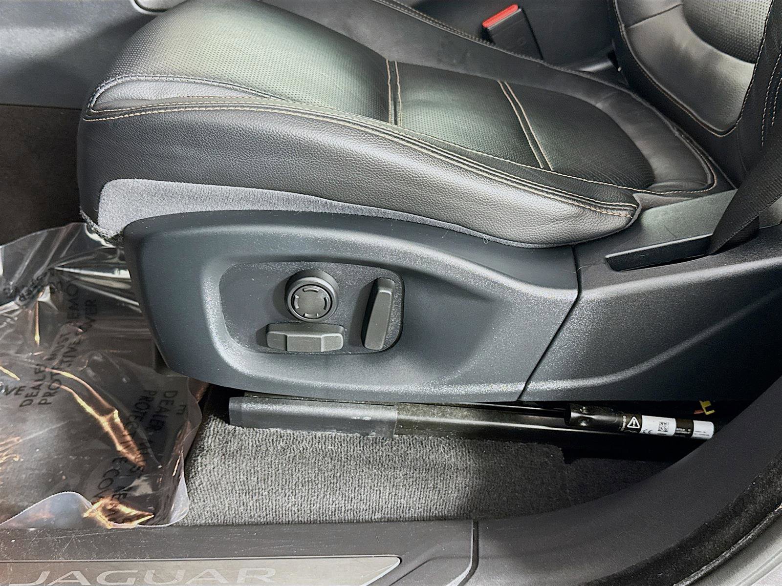 2018 Jaguar F-PACE Prestige photo 21