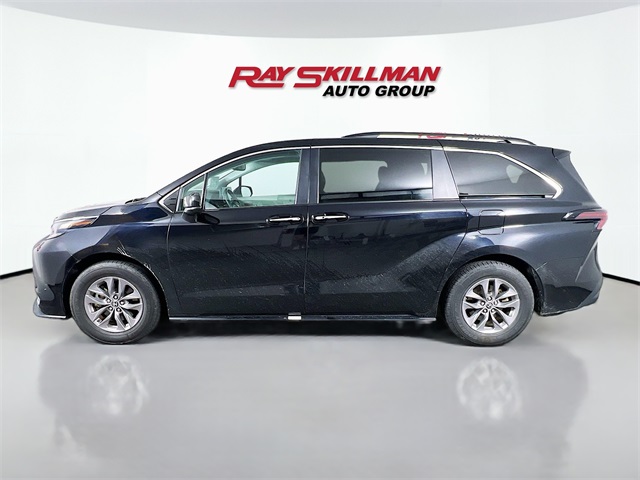 2024 Toyota Sienna XLE photo 4