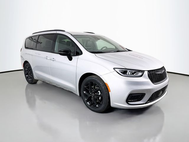 2026 Chrysler Pacifica Select's photo