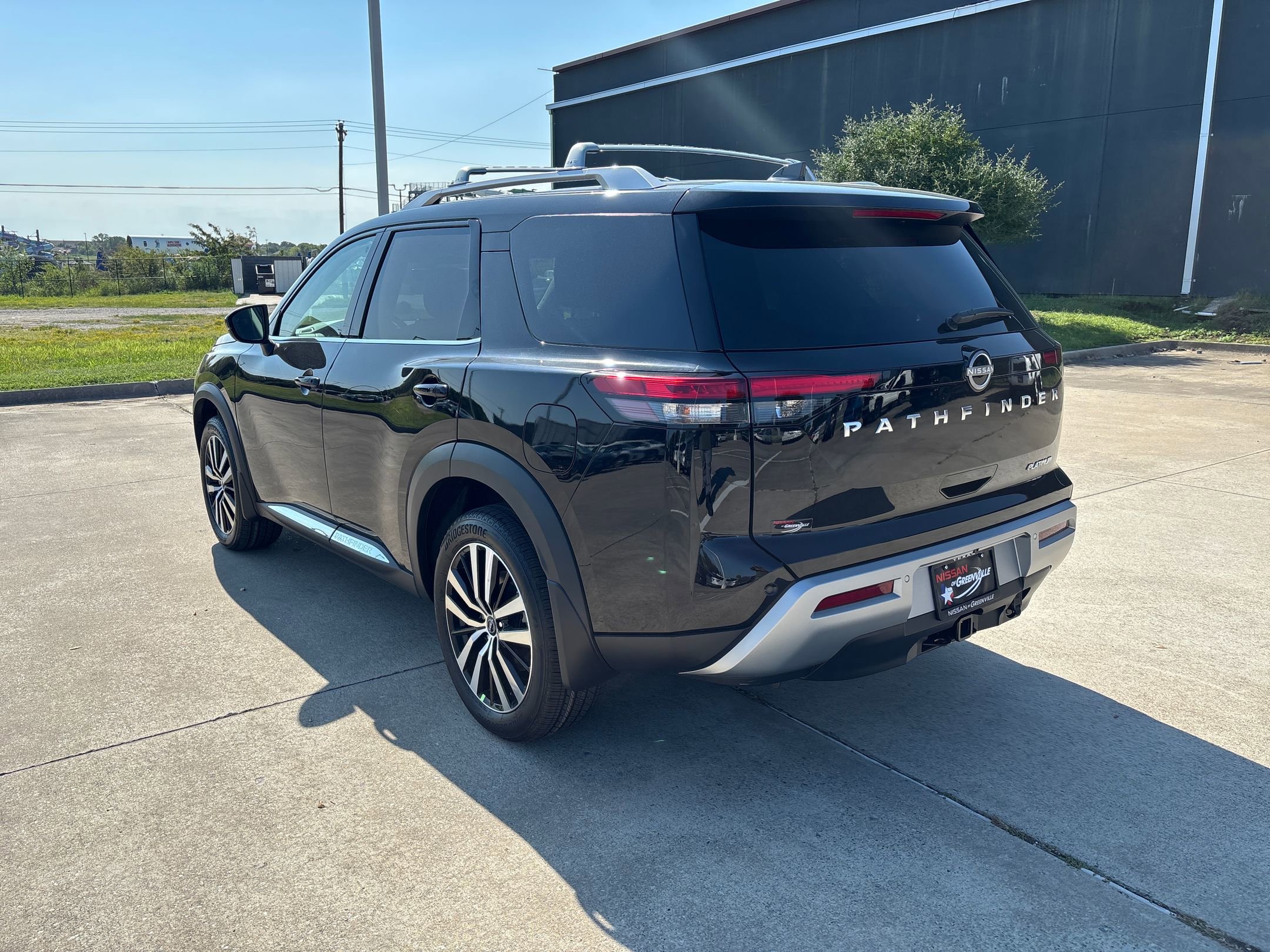 2025 Nissan Pathfinder Platinum photo 2