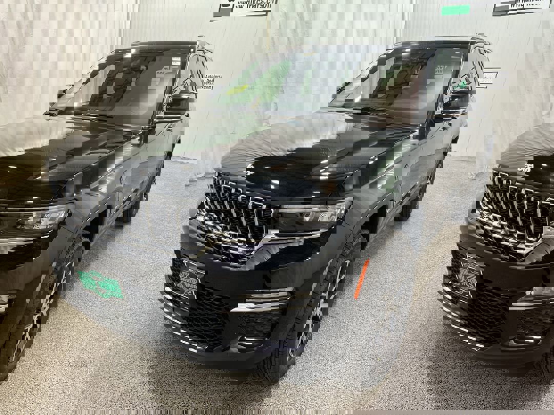 2025 Jeep Grand Cherokee Limited photo 3