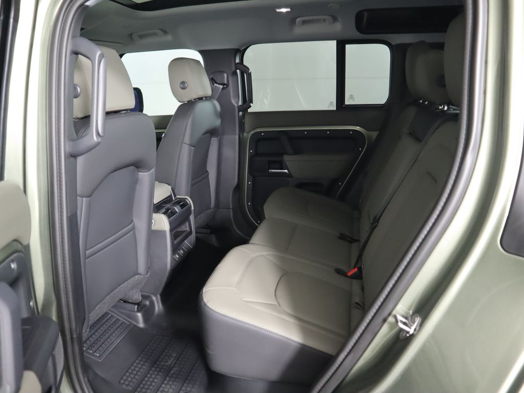 2025 Land Rover Defender 110 S photo 18