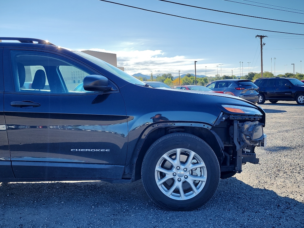 2016 Jeep Cherokee Sport photo 3