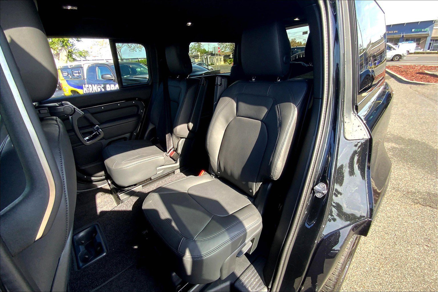 2025 Land Rover Defender 130 X-Dynamic SE photo 9
