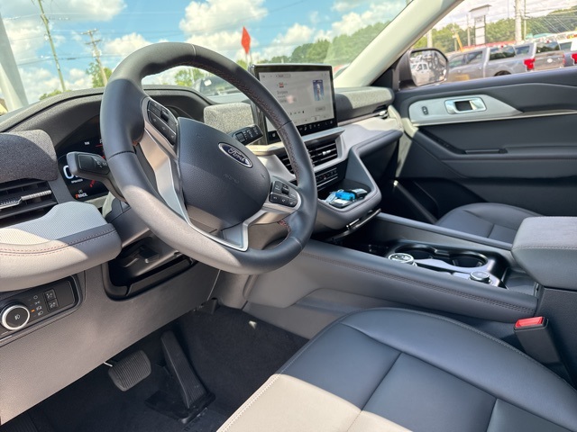 2025 Ford Explorer photo 24