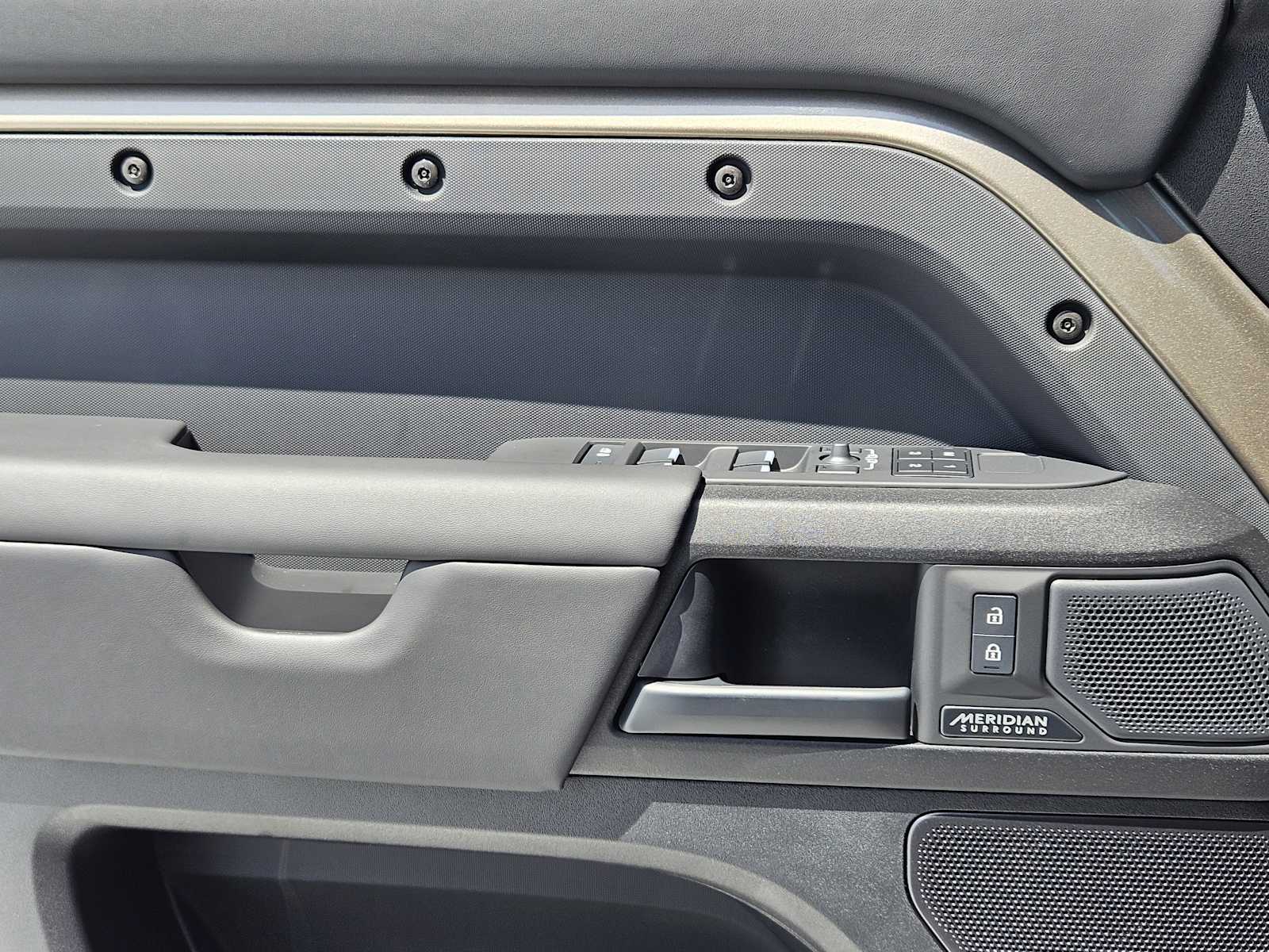 2025 Land Rover Defender 110 photo 21
