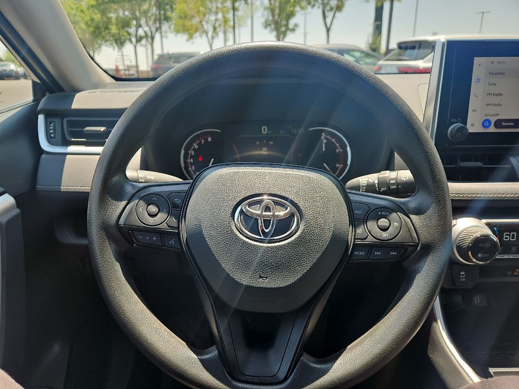 2024 Toyota RAV4 XLE photo 13