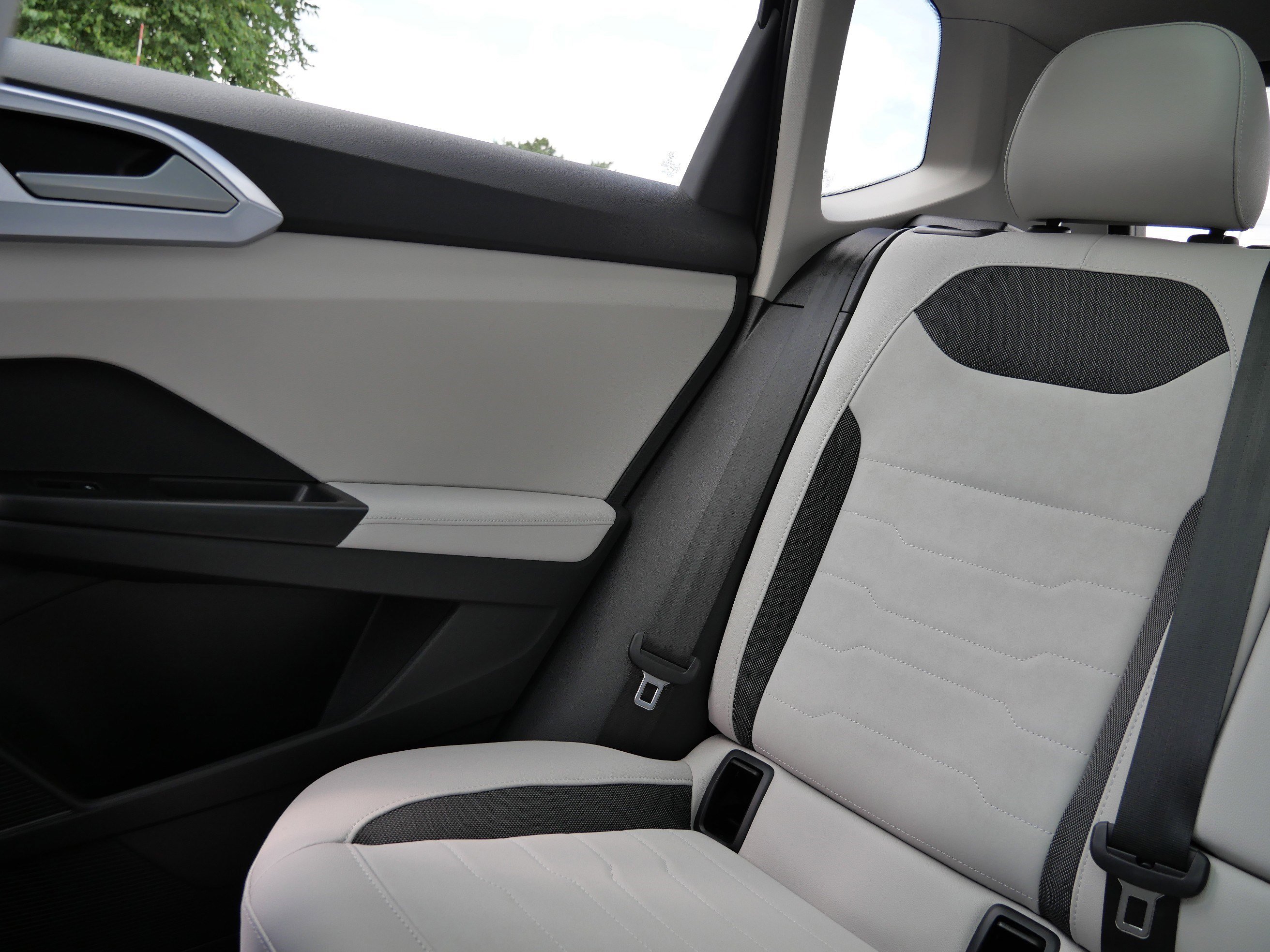 2025 Volkswagen Taos SE photo 12