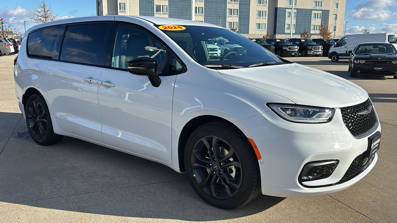 2026 Chrysler Pacifica Select's photo