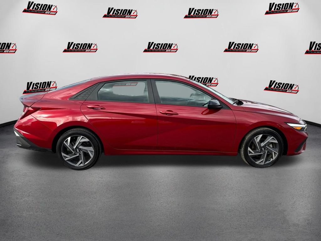2025 Hyundai Elantra SEL Sport photo 4