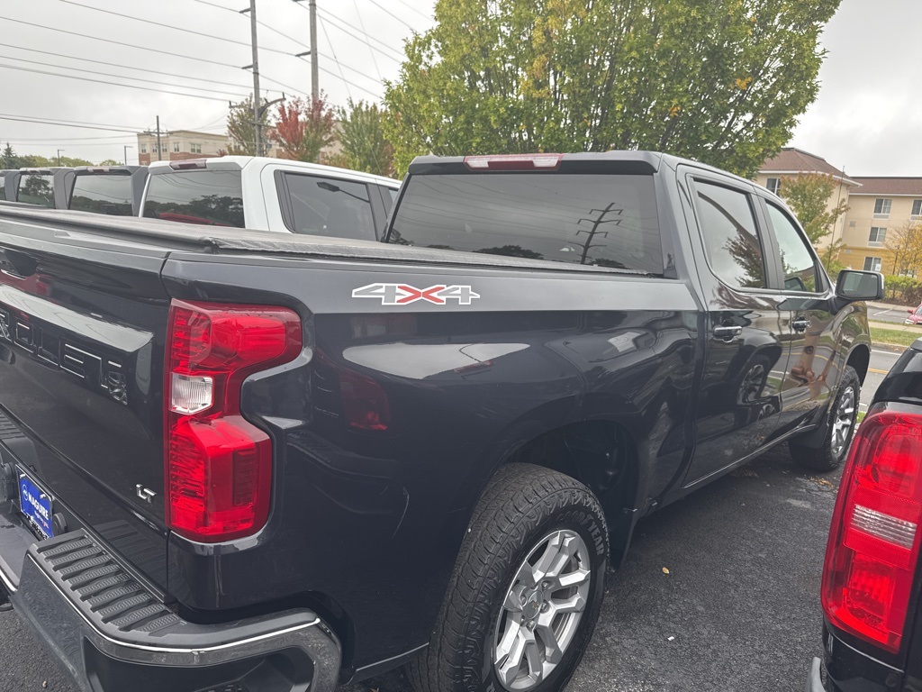 2022 Chevrolet Silverado 1500 LT photo 3