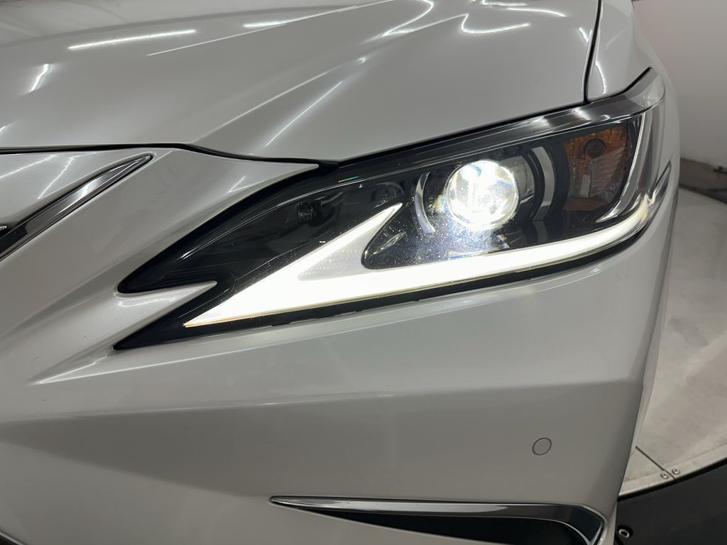 2021 Lexus ES 300h photo 26