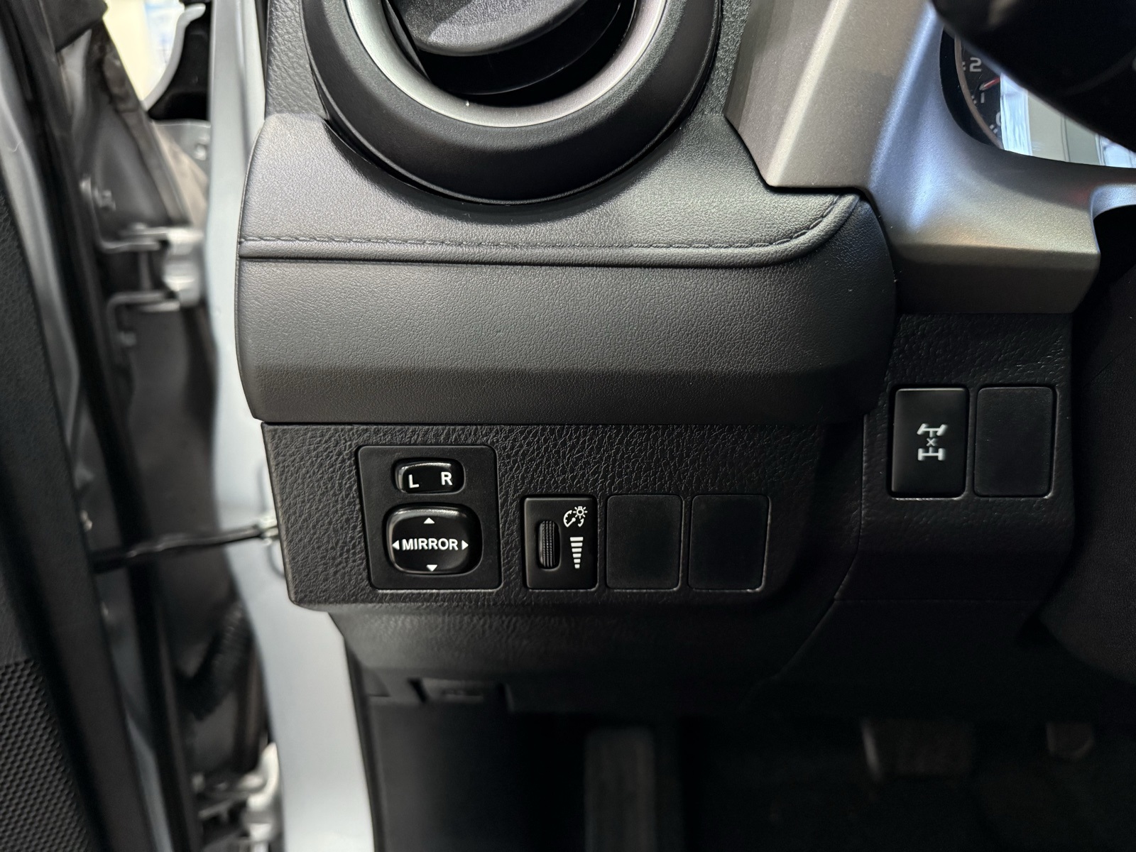 2016 Toyota RAV4 LE photo 29