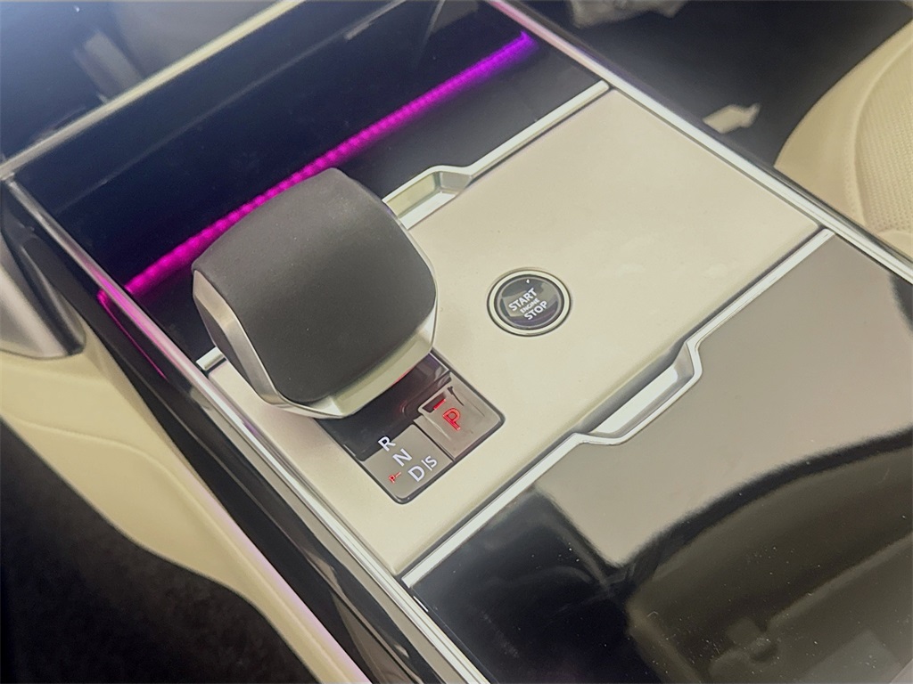 2025 Land Rover Range Rover SE photo 11