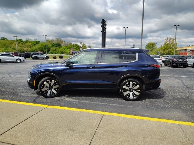 2025 Mitsubishi Outlander SEL photo 2