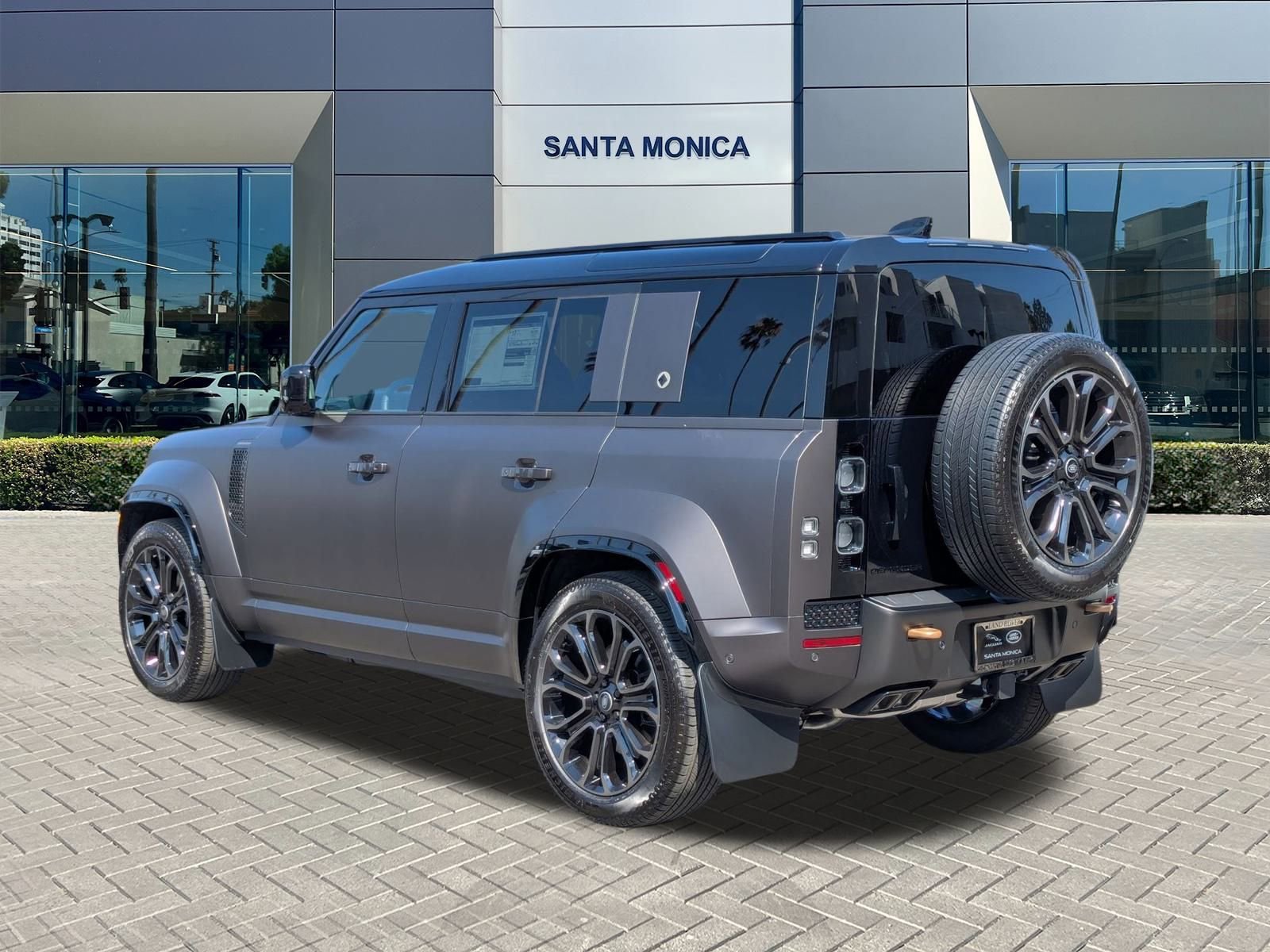 2025 Land Rover Defender 110 photo 8