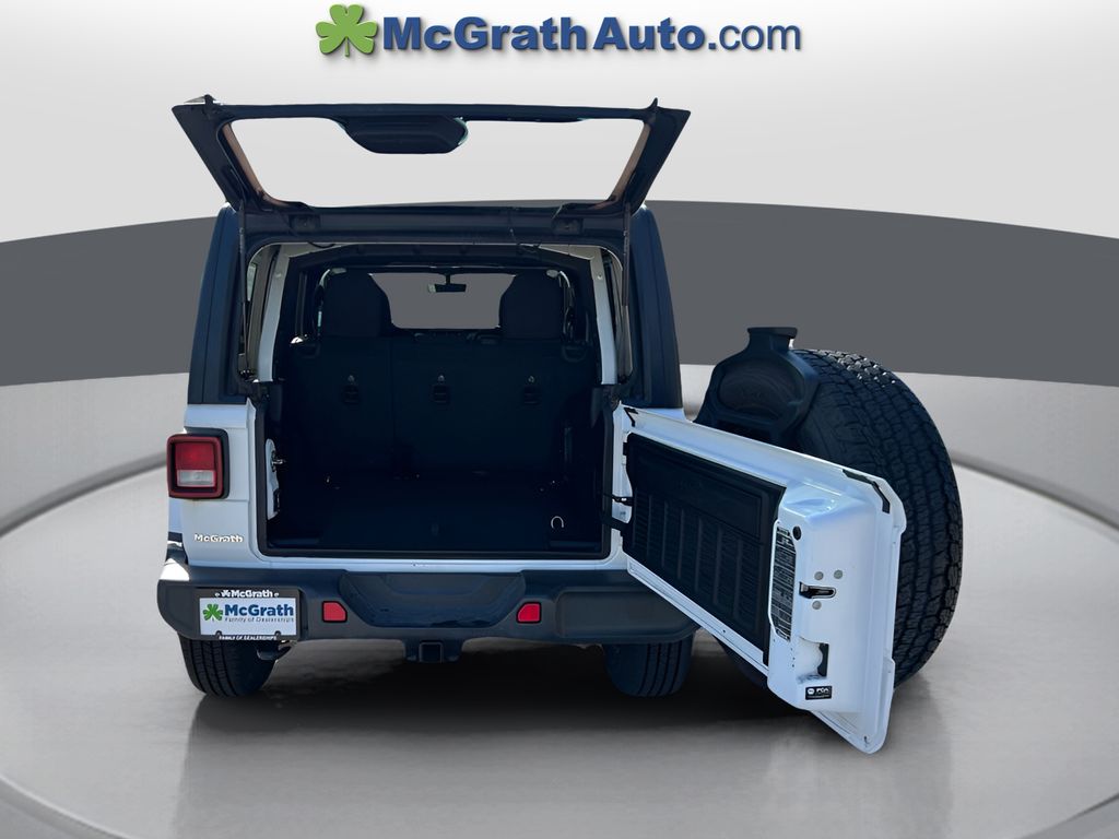 2022 Jeep Wrangler Unlimited Sahara photo 21