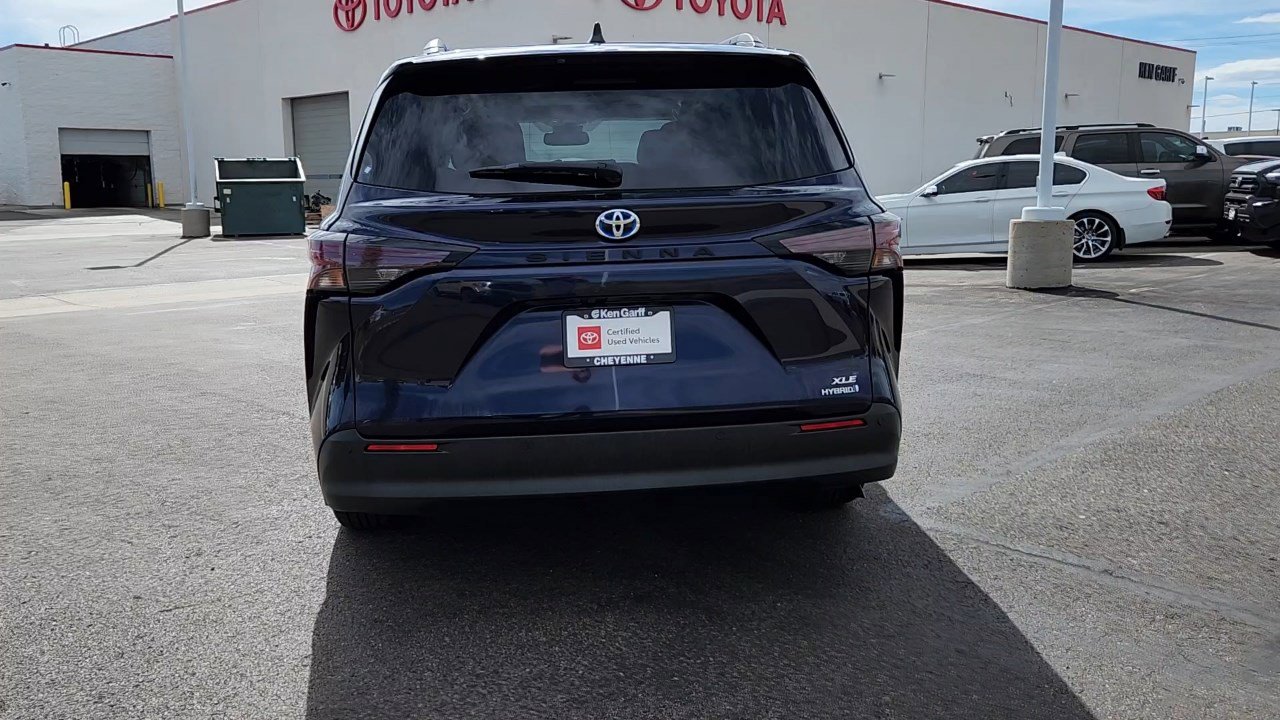 2023 Toyota Sienna XLE photo 2