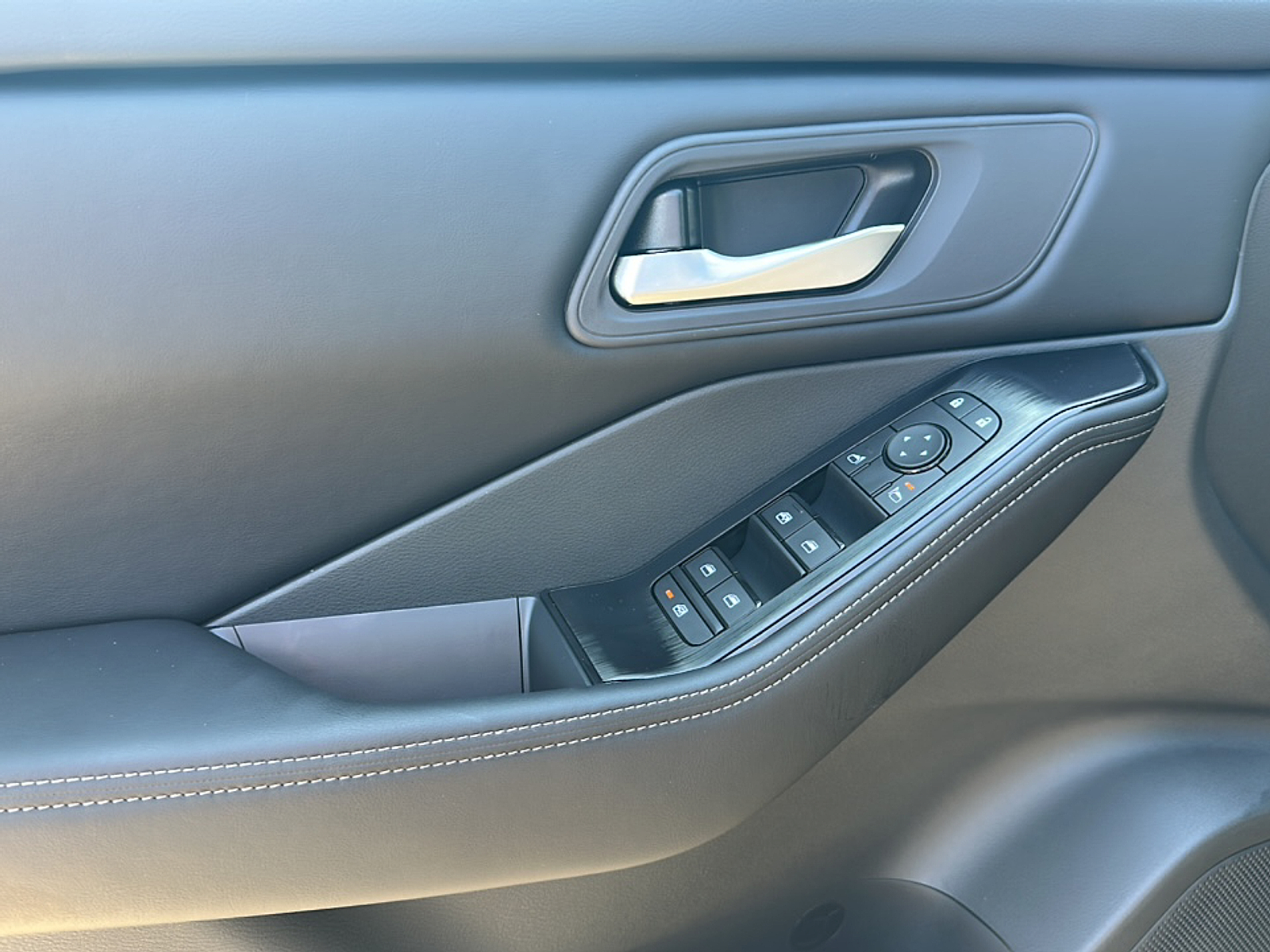 2026 Nissan Rogue SV photo 3