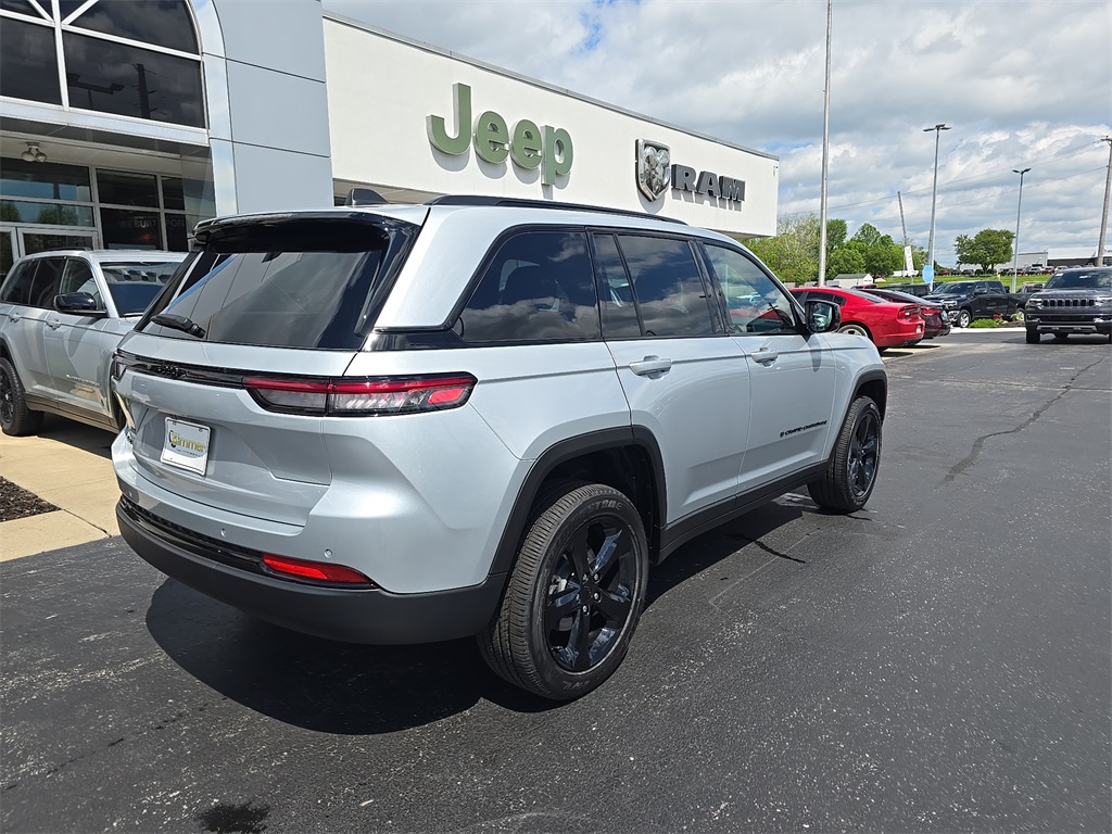 2025 Jeep Grand Cherokee Altitude photo 3