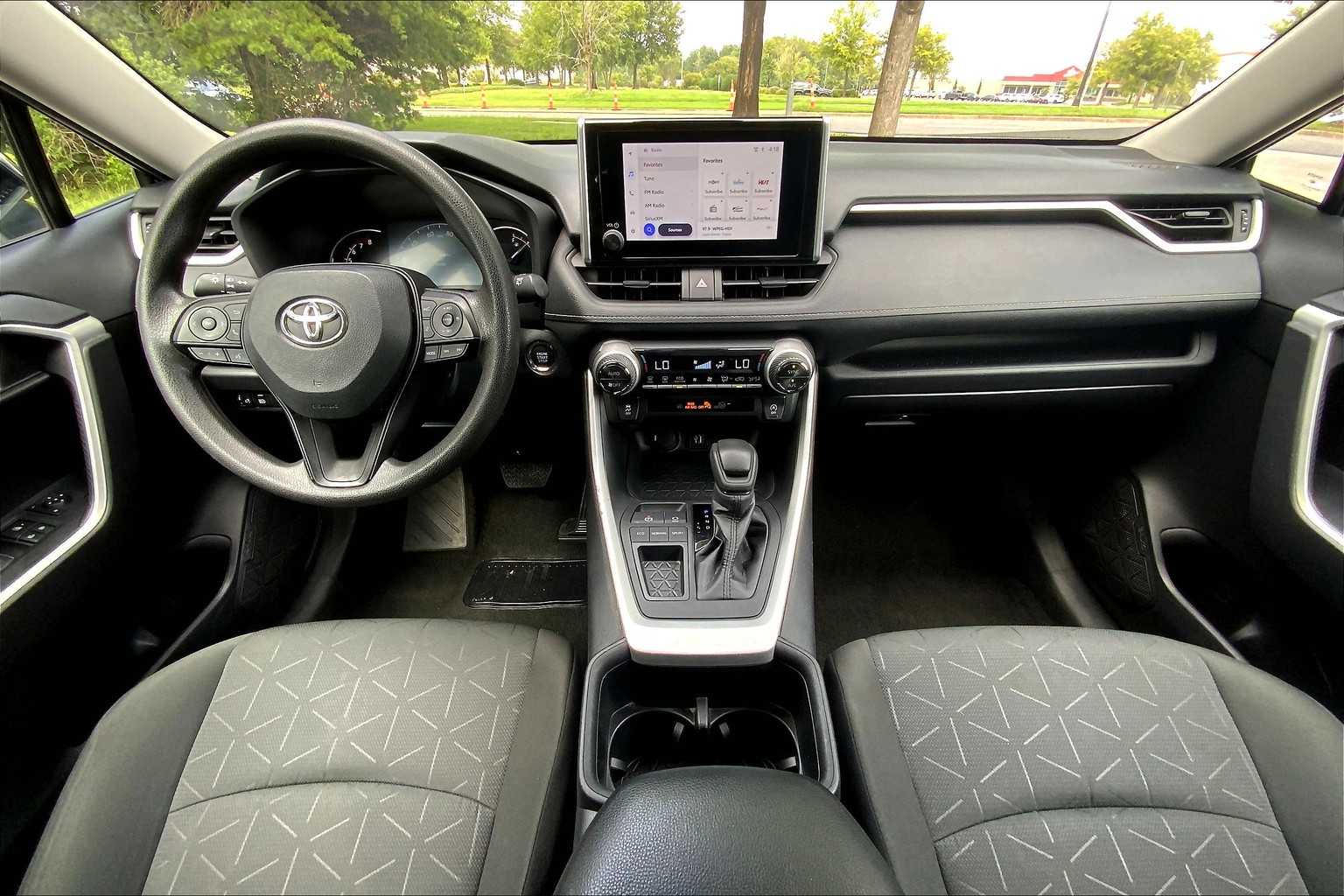 2024 Toyota RAV4 XLE photo 14