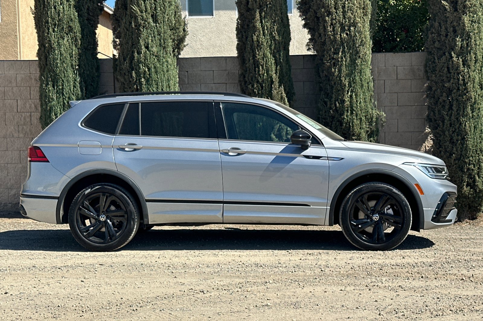 2024 Volkswagen Tiguan SE R-Line Black Sport photo 3