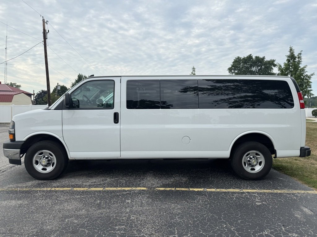 2024 Chevrolet Express Passenger 3500 photo 4