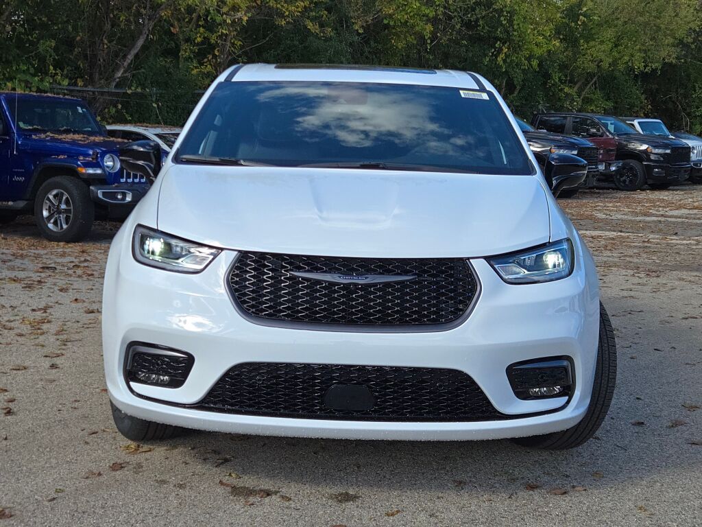 2026 Chrysler Pacifica photo 3