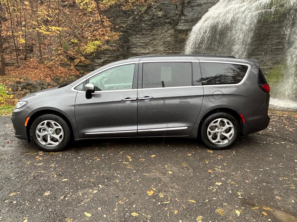 2023 Chrysler Pacifica Limited photo 2