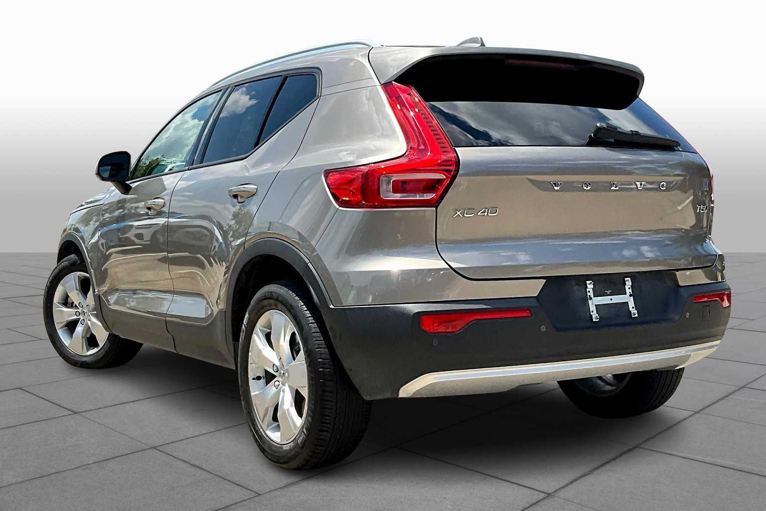2022 Volvo XC40 Momentum photo 10
